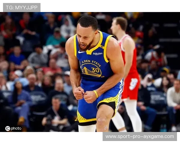 库里无视防守再中三分，勇士球迷全体起立