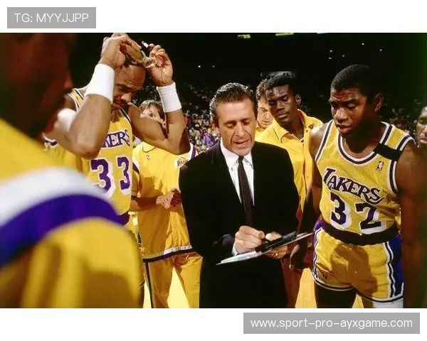 “萨尔·巴赫带领南非羚羊队击败澳大利亚,成功晋级” “萨尔·巴赫带领南非羚羊队击败澳大利亚,成功晋级”